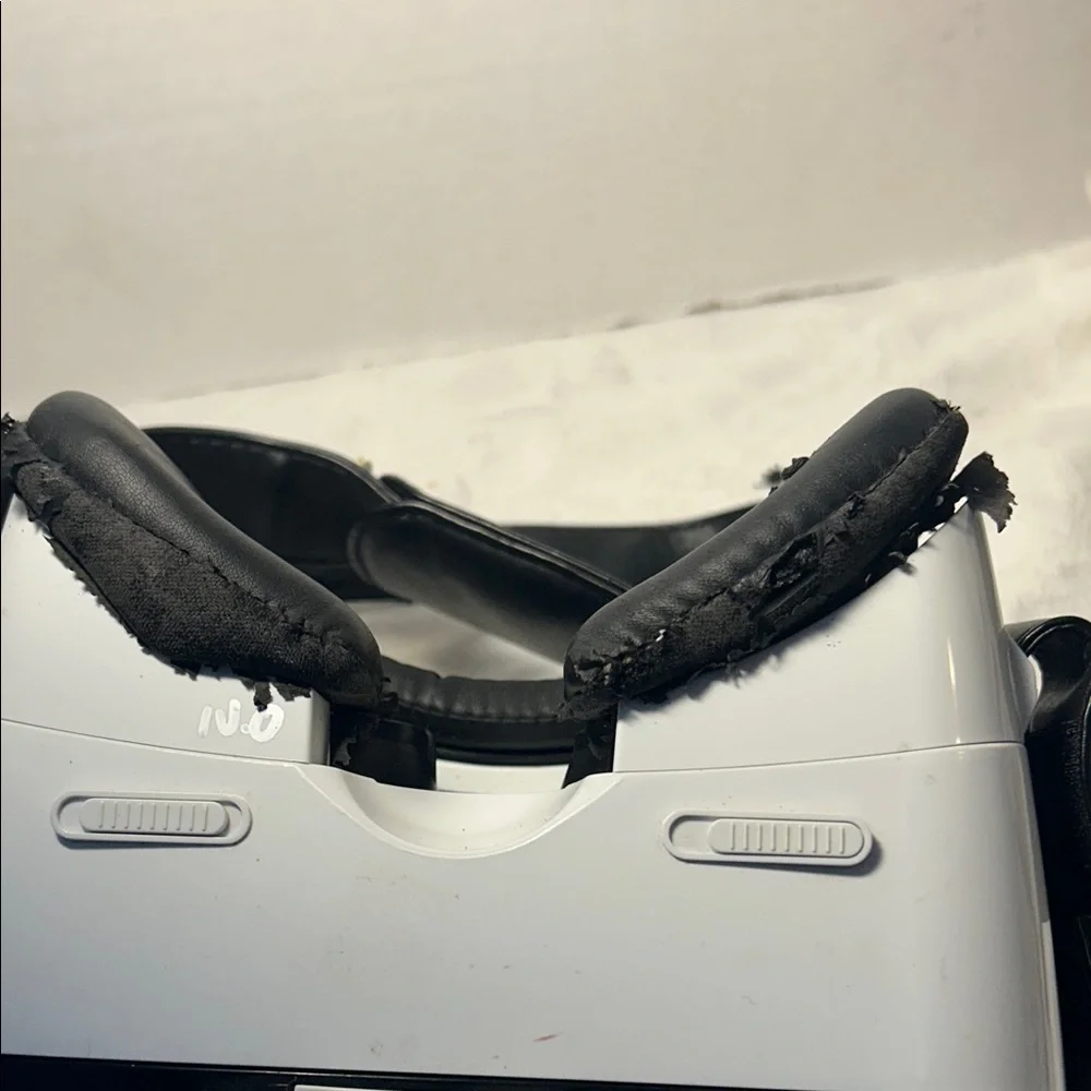 Black and White Smartphone VR Headset